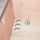 3カ所に太めの穴を空けて、ここから配線ケーブルを通す