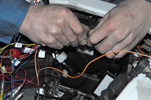 ハーネスの接続作業を進める