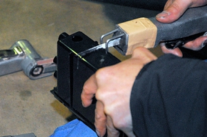 エアソーで適度のサイズに切り落とす