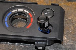 エアコンスイッチパネルの余った穴にヒーターのスイッチを収めたい