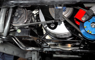 モーターに固定させてコンプレッサを取り付け、ベルトでドッキング