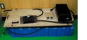 電池の上に中蓋を取り付け、その上に充電器、変換機と機能部品を取り付け、配線ケーブルをつなぐ。