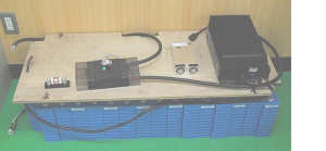 電池の上に中蓋を取り付け、その上に充電器、変換機と機能部品を取り付け、配線ケーブルをつなぐ。