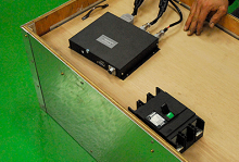 BMS、上蓋用の電源ブレーカー、充電器を収納