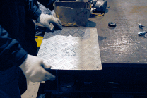 電池BOXはアルミ縞板(チェッカープレート)で作成