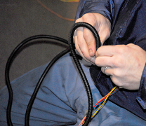 配線を接続しては配線チューブで束ねる