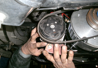 ベルトをモーターとコンプレッサにかませながら、取り付け位置を探る