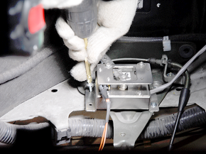 スロットルボディをタッピングビスで固定