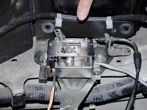 スロットルワイヤーを振子バーでサンドウィッチ