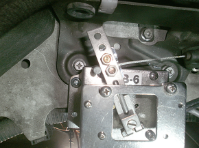 ワイヤーの頭を振子バーで挟み込んでボルトで固定