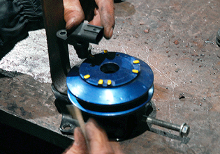 クランク角センサーとプーリーを取り付けるステーの位置を検討