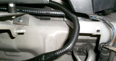 配線チューブを使って各配線を保護