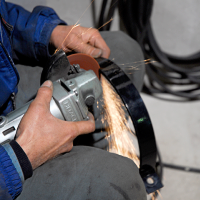 ボルトをよけるように加工