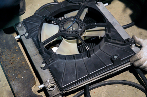 シュラウドのはまり方をホースが阻害していないか確認。