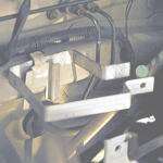 負圧制御装置もトゥボードに溶接してある純正のステーを利用して、巻くようなステーを自作。