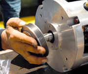 モーターの先端の軸にエアコン用プーリーを取り付け。