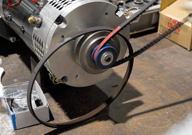 ベルト駆動のイメージはこんな感じ。重ねるようにクランク角センサー用のプーリーを取り付ける。