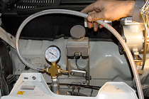 このキットのエアホースはプラスティック製のため、やや不安が残る。これはゴムホースに変更することにした。