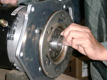 ATのトルクコンバータ部品をボルト付け