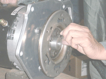 ATのトルクコンバータ部品をボルト付け