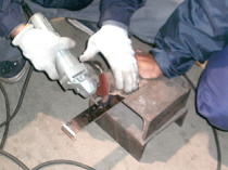 ブレーキ部品の取り付けステーづくり