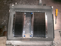 オイルクーラーを純正ラジエーターに入れ込む作業