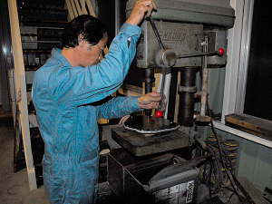 ボール盤での穴開け作業