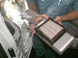 純正のヒーターコアと電気式ヒーターコアの大きさはご覧のとおり。電気ストーブで果たして社内の暖房の役割を果たすのか?