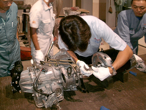 さてどうやって合体固定させるか。回り物どうしではアソビを殺さずに安定固定させる課題が見えた。