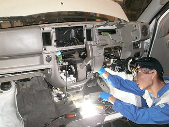 ヒーターコア交換のため、インパネはオールばらし。3人で90分の作業となった。