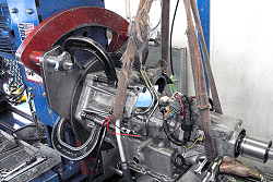 ミッションテスト機にエブリィの3速ATを取り付け。このテスト機は通常、ATのオーバーホール後の作動テスト用に使われています。