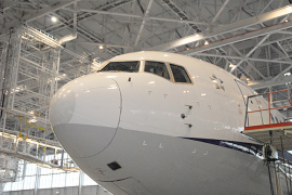 ANAボーイング767の機首。整備場もデカいが、旅客機を間近で見るのもデカいです。ちなみにANAのCIであるブルーは「トリトンブルー」といって、海の神トリトンから神の見守りにちなんで採用されたそうです。アニメ「海のトリトン」が参考とされています。
