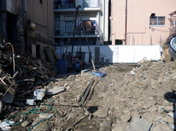 古い建物を象徴するような木片の山。あっという間というか、あっけないというか…。