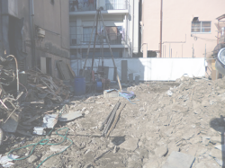 古い建物を象徴するような木片の山。あっという間というか、あっけないというか…。