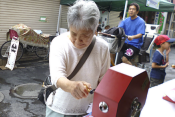 おもちゃのすぎやま跡地に大道芸人登場!