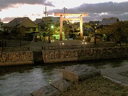 夕闇に包まれた「一の鳥居」のあたり