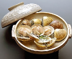 陶板焼ハマグリ 添えられた松葉に風情がある