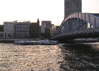 永代橋と水上遊覧バス「ヒミコ」