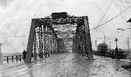 大正14年(1925年)1月の旧永代橋 西村教授はこの風景のなかを深川入りしたのだろう(土木図書館所蔵)
