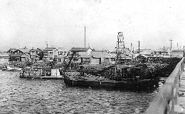 佐賀町側の当時の眺め 左端に「ちくま味噌店」の看板が見える(土木図書館所蔵)