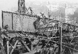 永代橋の架橋工事　その時代の働く男たちの誇らしげな姿　右端が「ちくま味噌」