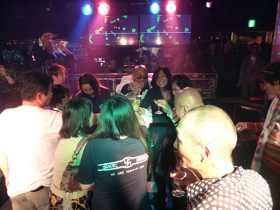 シャンパンの乾杯もあり、盛り上がるパーティー。女性も多く参加していました。